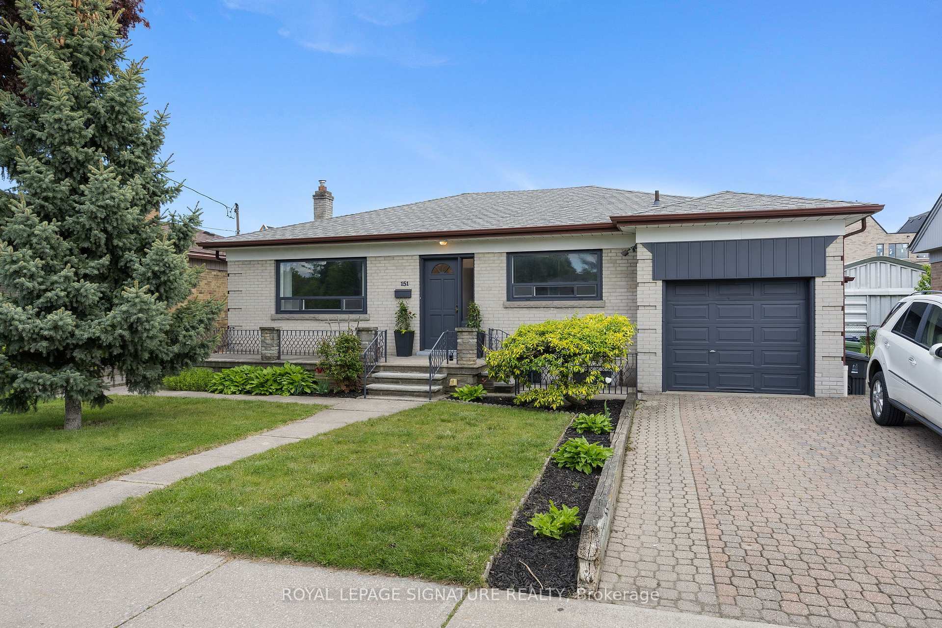 Photo de la propriété: 151 Ranee Avenue ON M6A 1N3