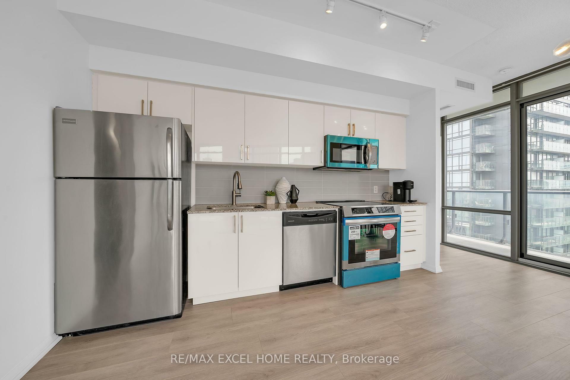 Property Photo: 832 Bay Street #2808 ON M5S 1Z6