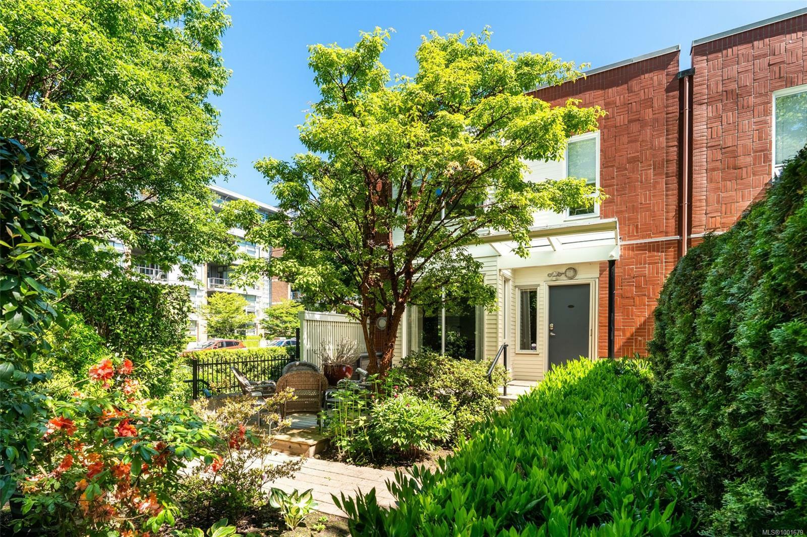 Property Photo: 370 Waterfront Cres 1 BC V8T 5K3