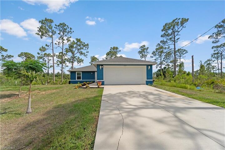Property Photo: 27433 Las Lomas Dr FL 33955