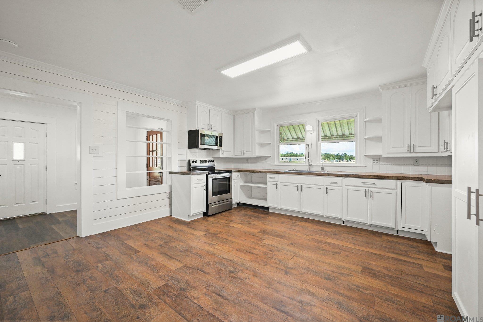 Property Photo: 8400 Main St LA 70778