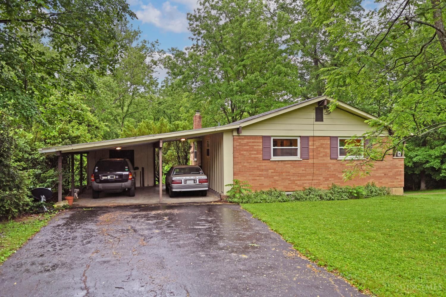 Property Photo: 912 Meadow Ridge Drive OH 45245