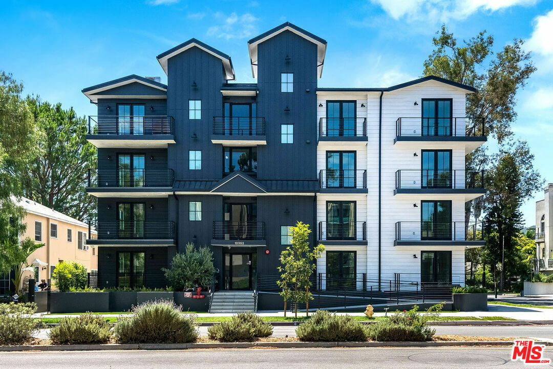 Property Photo:  10352 Riverside Dr  CA 91602 