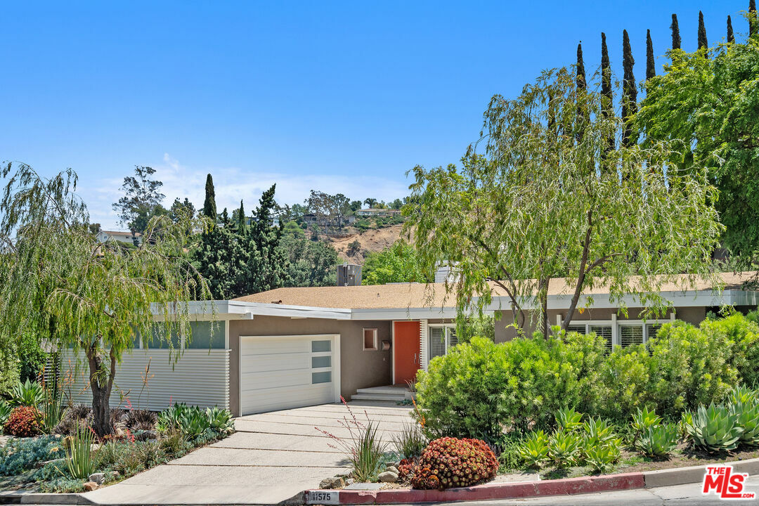 11575 Dona Dorotea Dr  Studio City CA 91604 photo