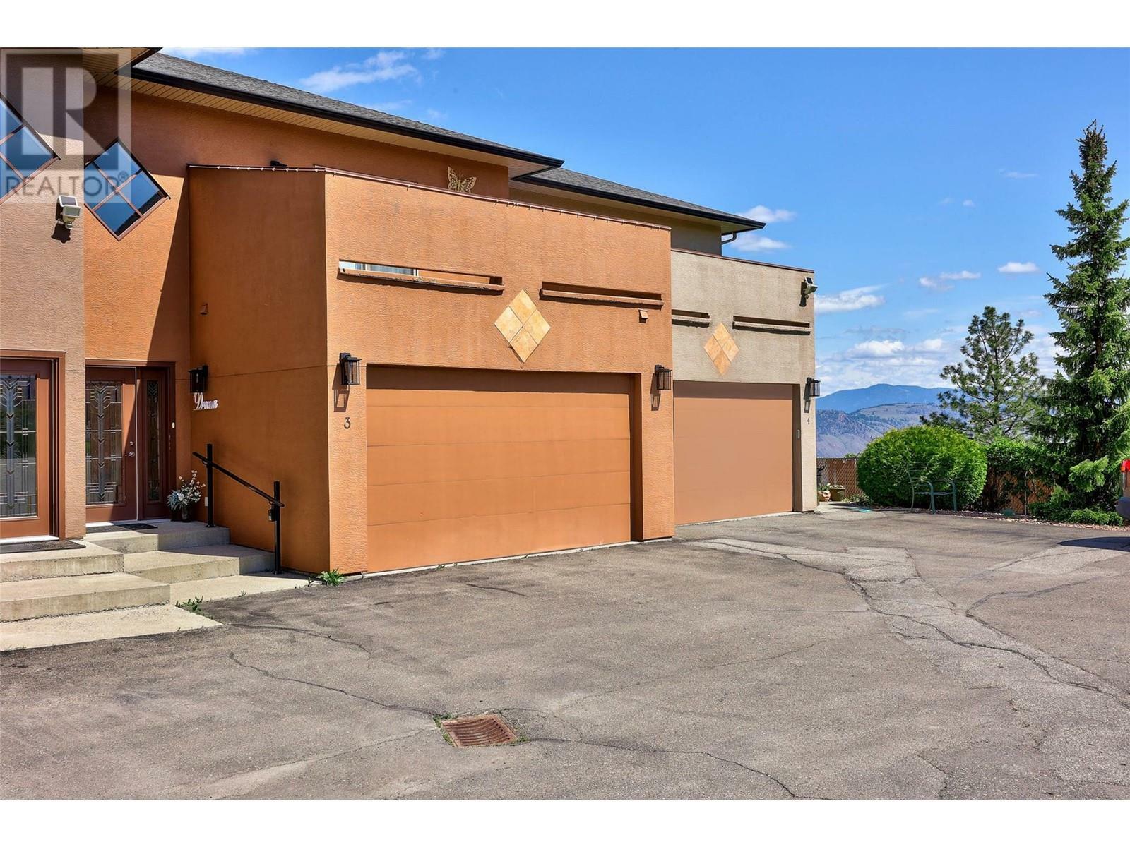 Property Photo: 776 Dunrobin Drive 3 BC V1S 1X9