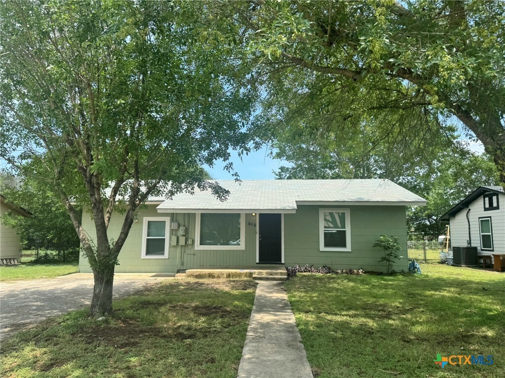 Property Photo: 615 Melrose TX 78155