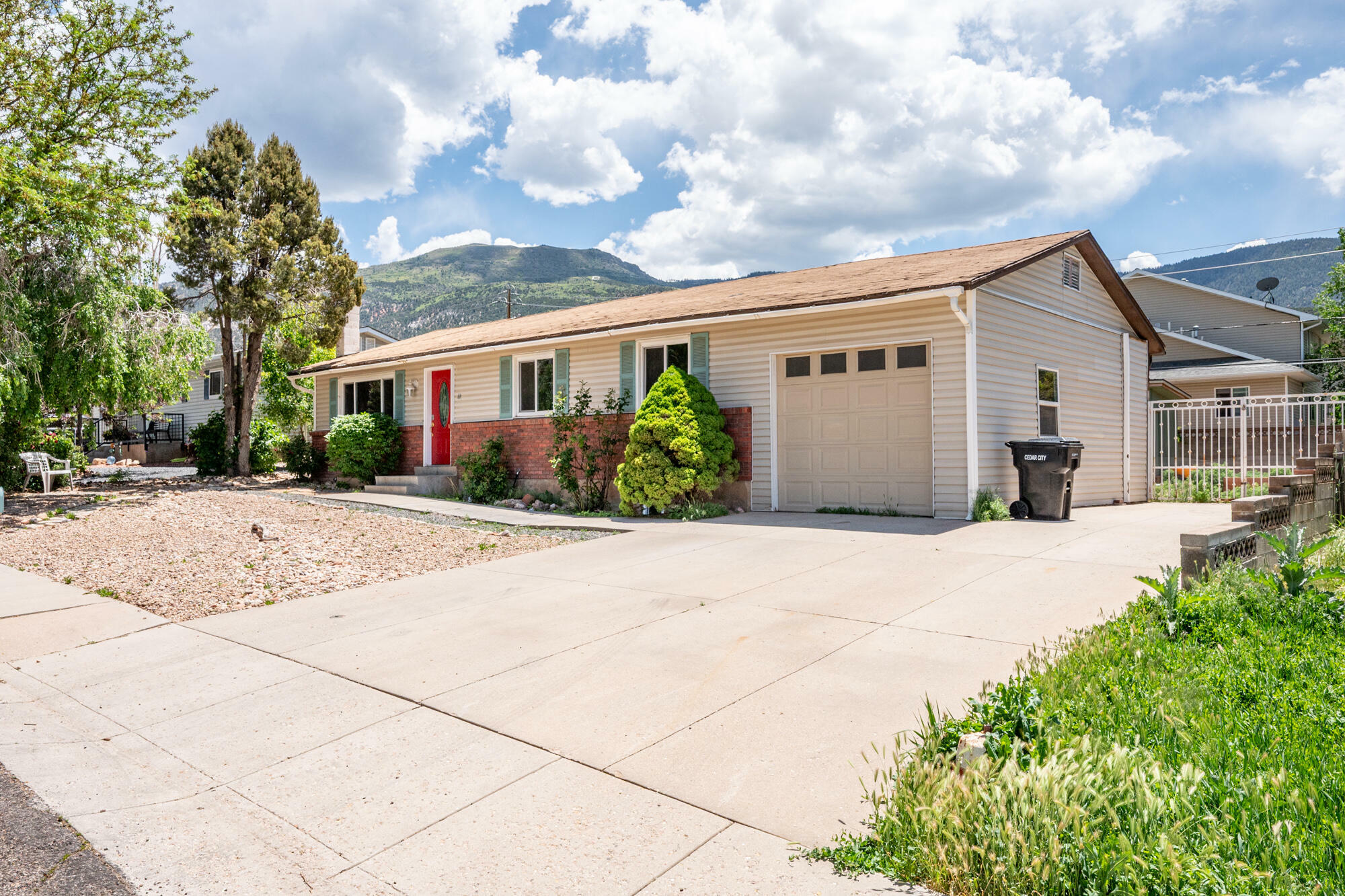 Property Photo: 68 W Sunset Dr UT 84720