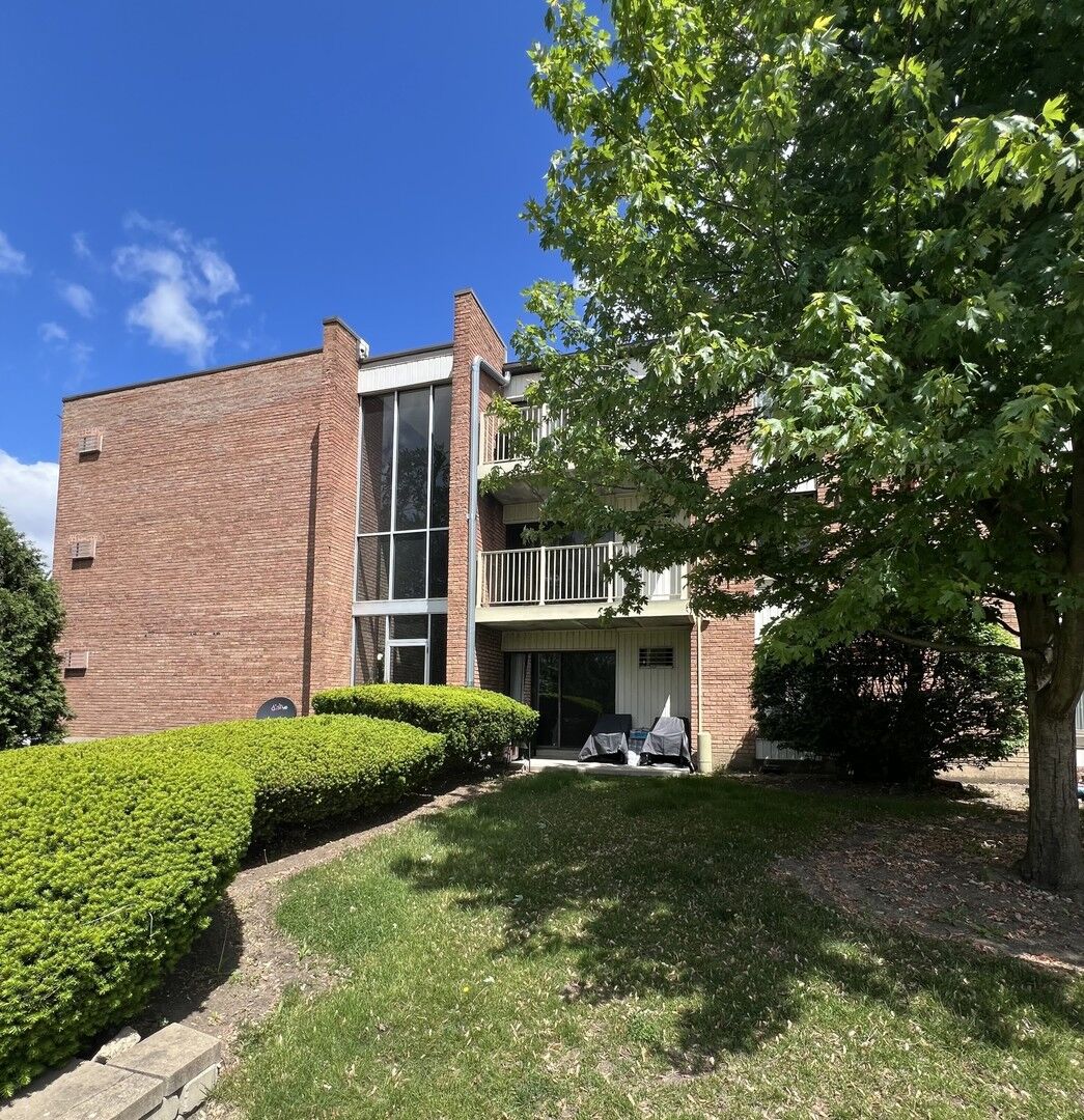 Property Photo:  300 W Fullerton Avenue 102  IL 60101 