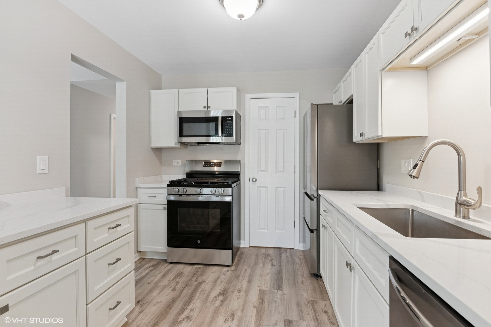 Property Photo: 0N111 Windermere Road 2107 IL 60190