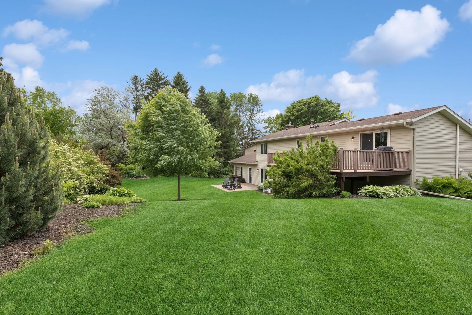 Property Photo:  1420 Pioneer Court  MN 55057 