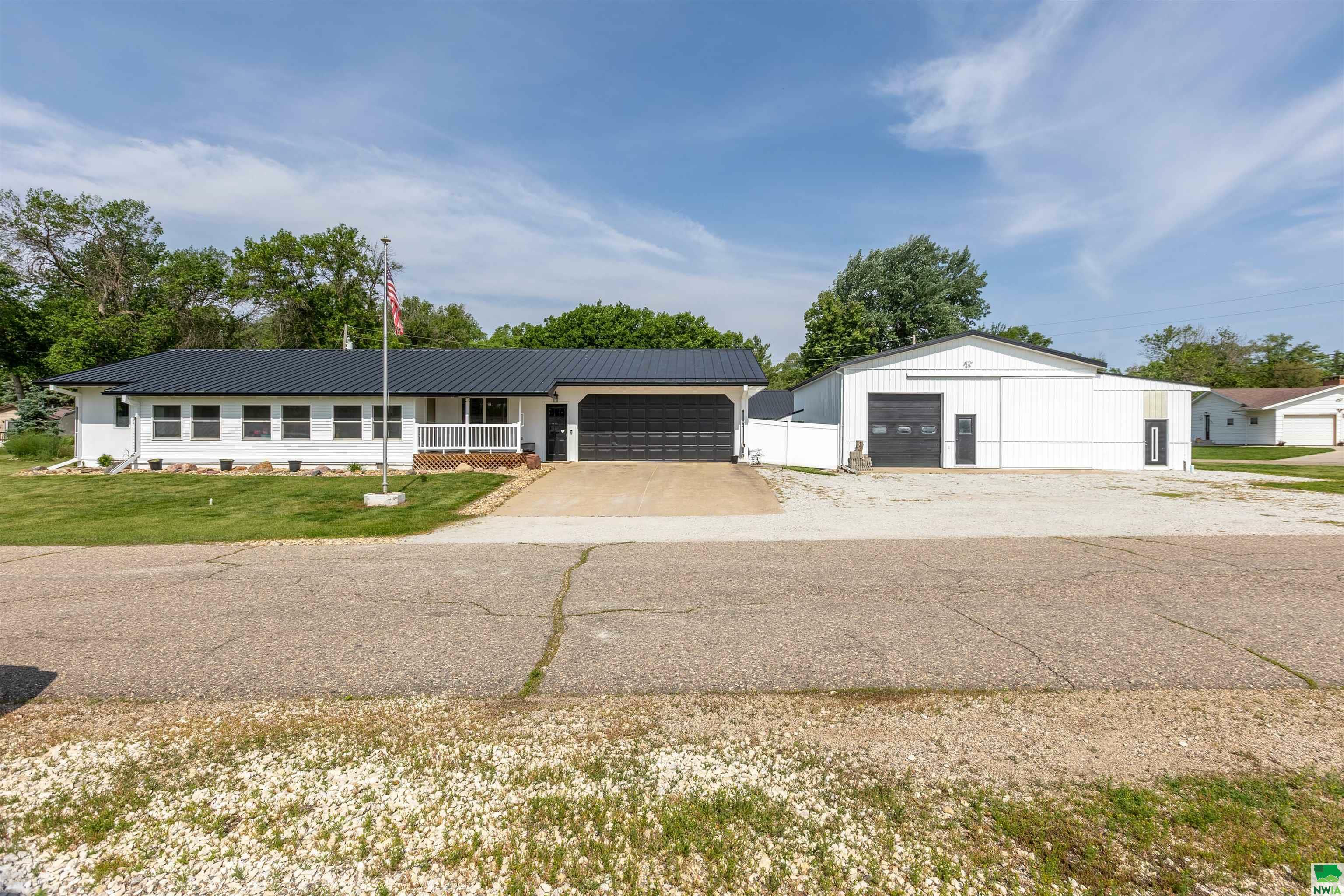 Property Photo: 409 Elizabeth Blvd IA 51004