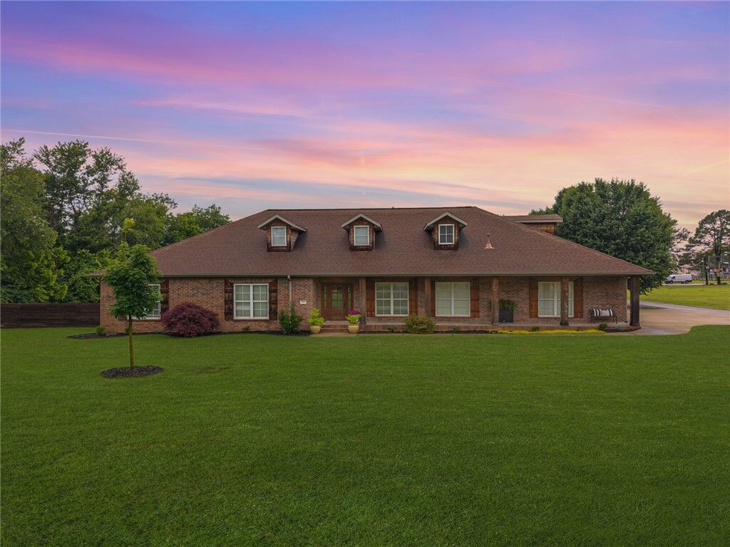 Property Photo:  502 Oakwood Street  AR 72745 