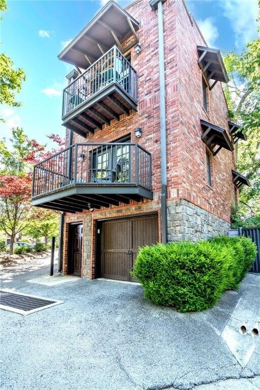 Property Photo:  221 N Locust Avenue 6  AR 72701 