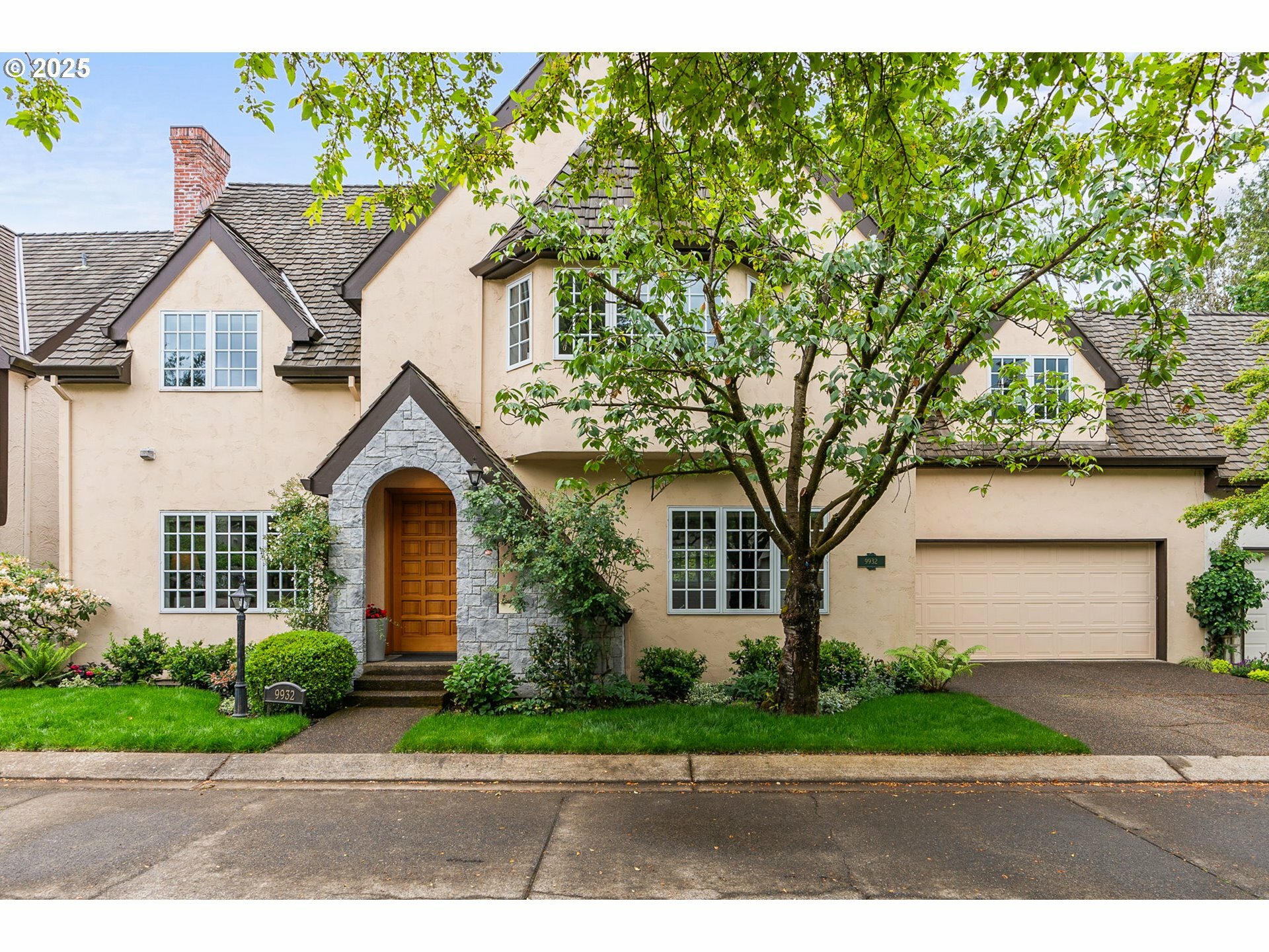 Property Photo:  9932 NW Abbey Rd  OR 97229 