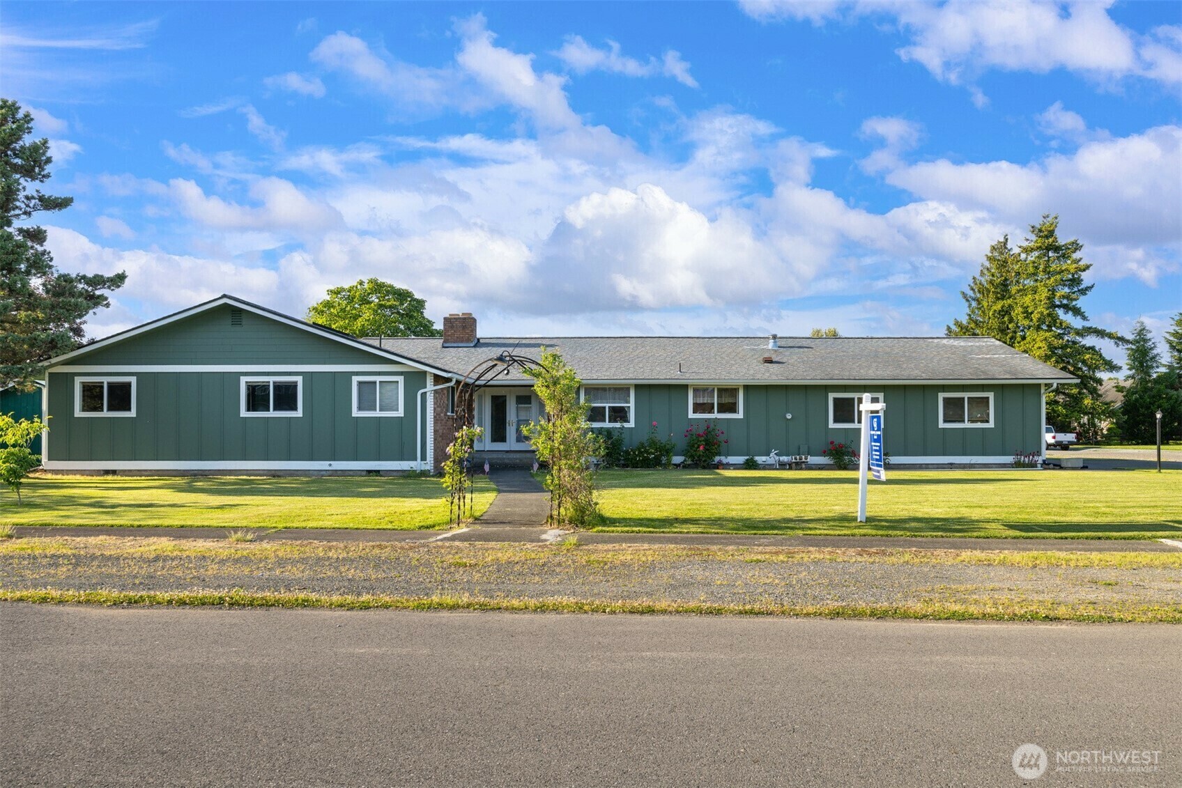 Property Photo: 209 E 3rd Street WA 98247