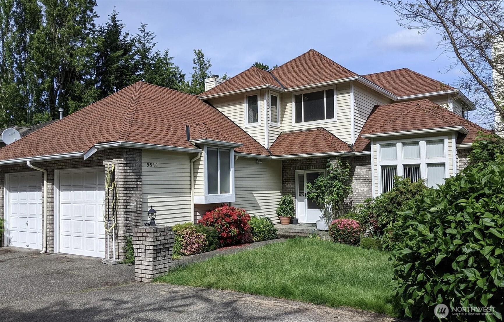 Property Photo: 9516 SE 71st Street WA 98040