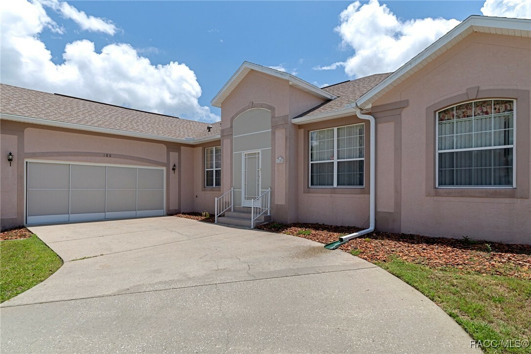 Property Photo: 180 W Clifton Place FL 34465