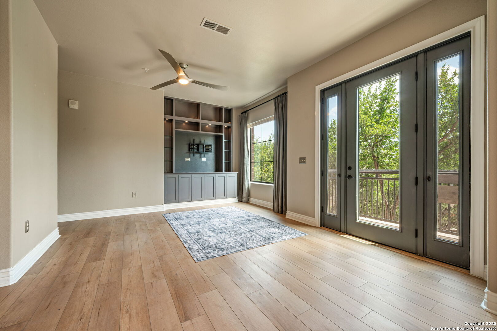 Property Photo:  215 Center Apt 310  TX 78202 