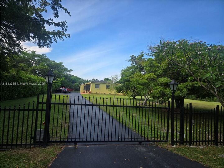 12401 SW 47th St  Miami FL 33175 photo