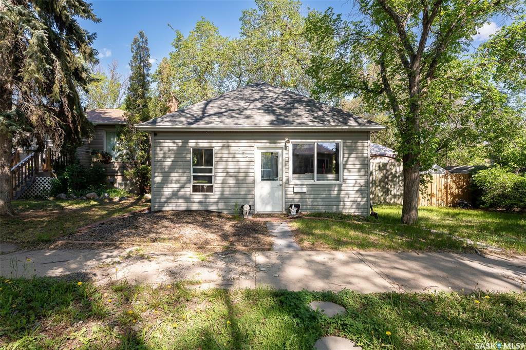 Property Photo: 877 Connaught Avenue SK S6H 4B2