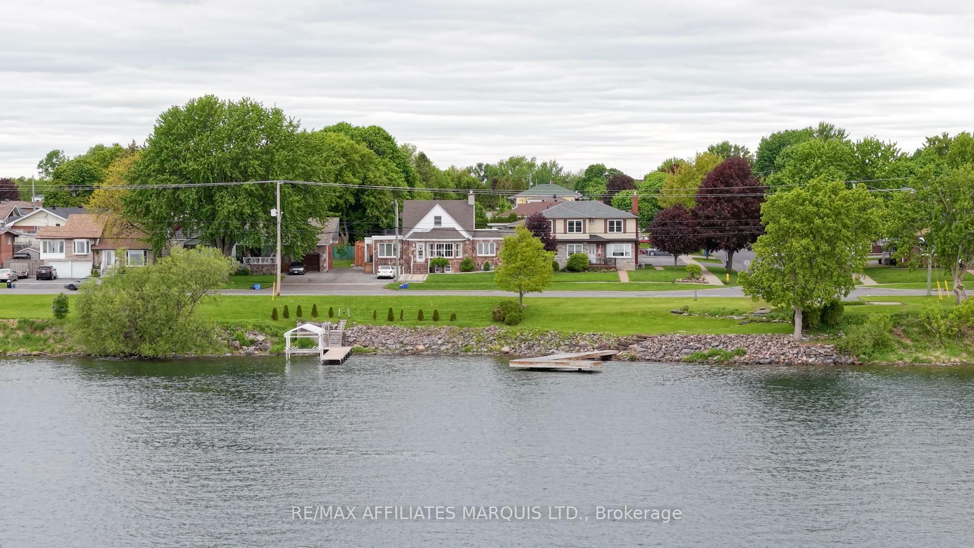 Property Photo: 1316 Montreal Road ON K6H 1E6