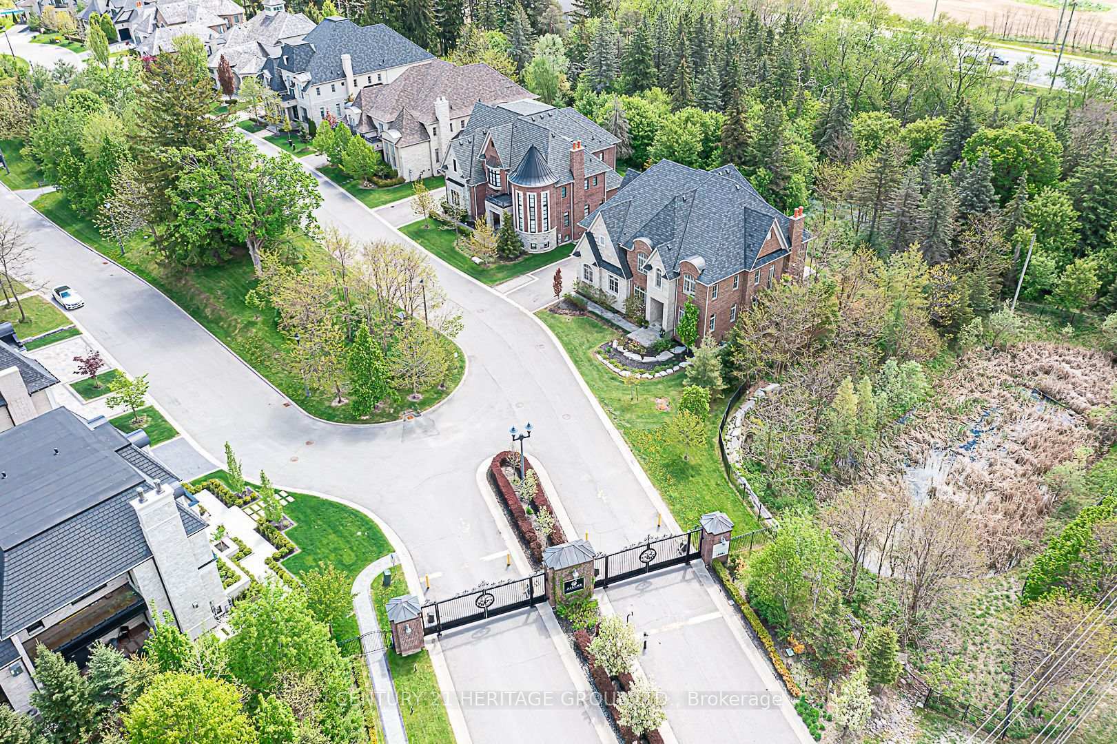 Property Photo: 15 Davina Circle ON L4G 0M2