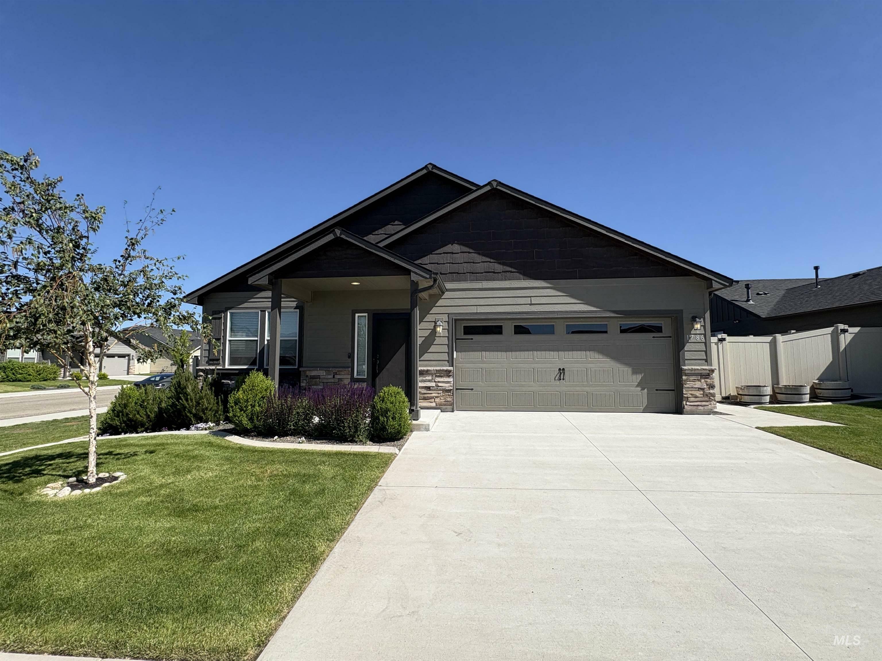 Property Photo:  1786 E Cave Falls St  ID 83634-2568 