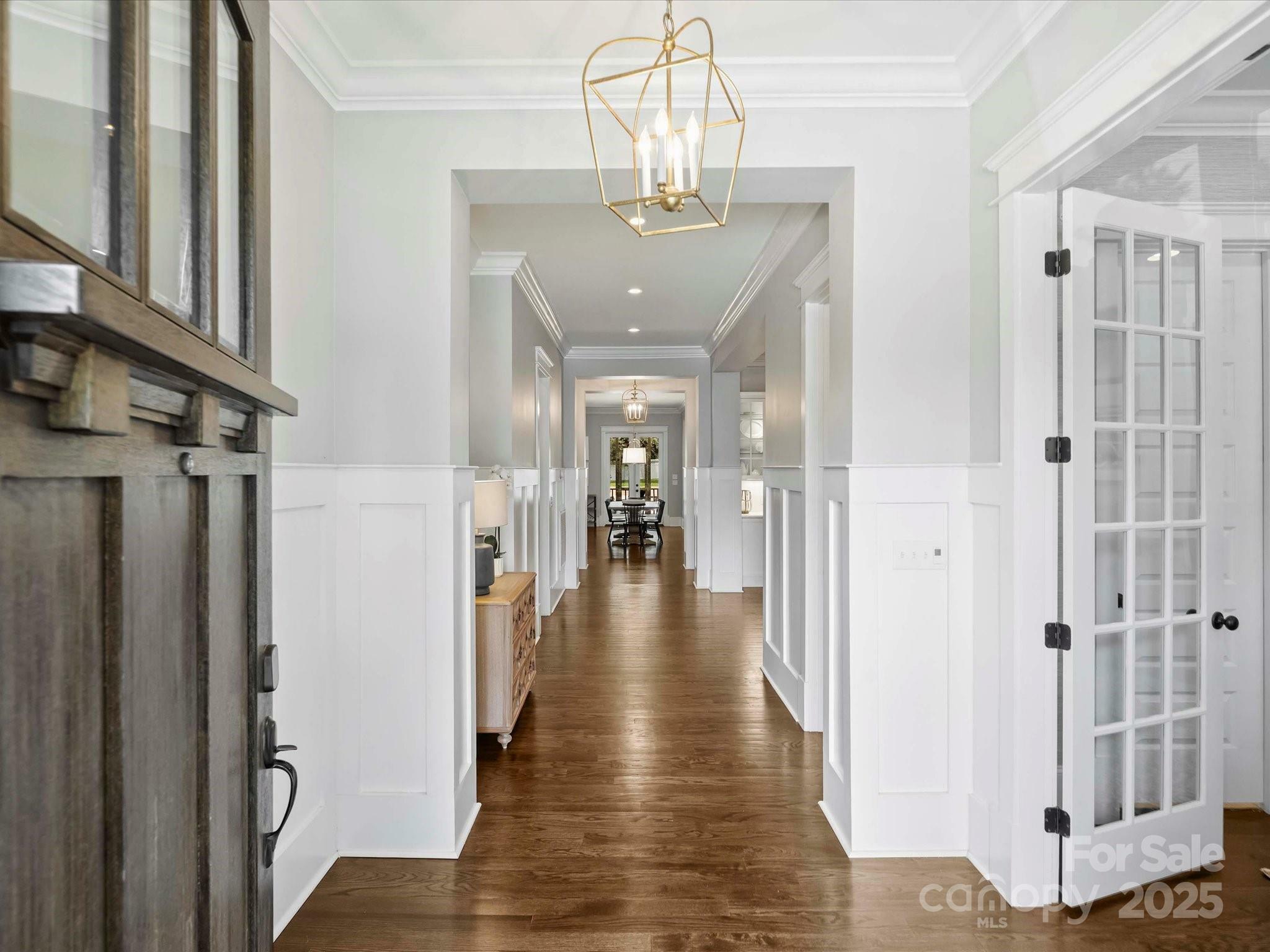 Property Photo: 431 Wonderwood Drive NC 28211