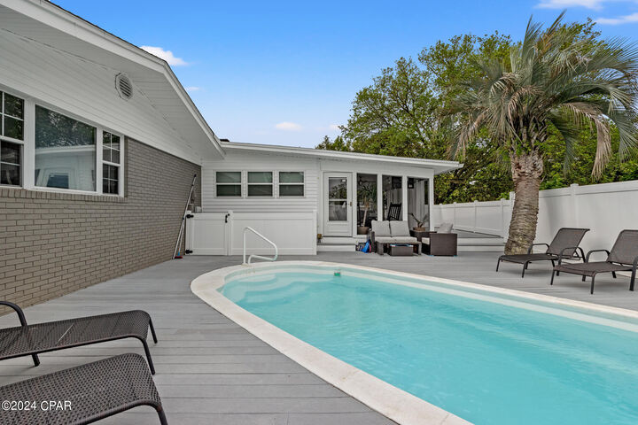 Property Photo: 16401 Castile Avenue FL 32413