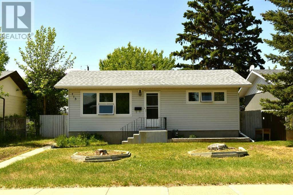 Property Photo:  715 2 Street East  AB T1R 0P9 