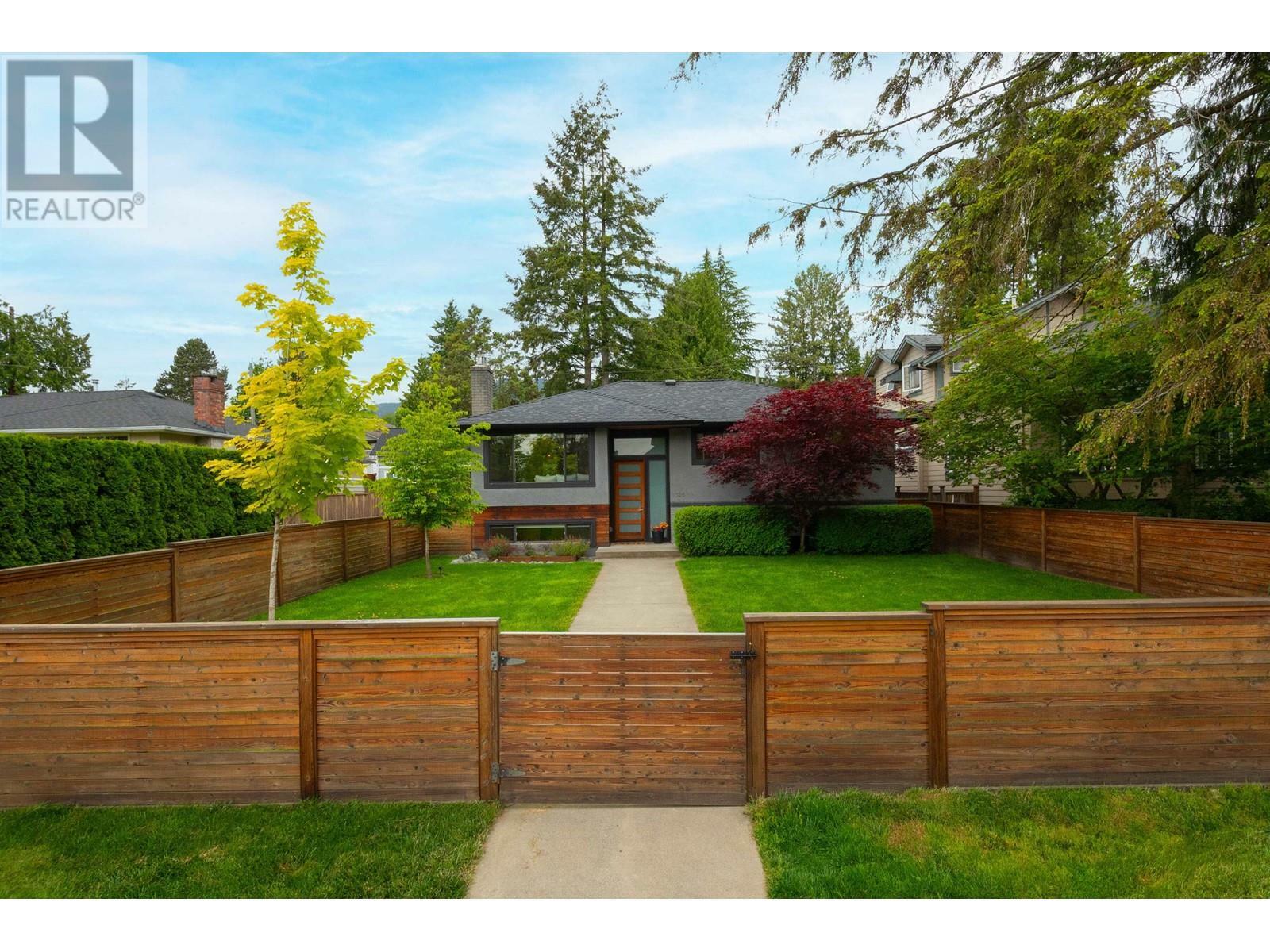 Photo de la propriété: 328 East 22nd Street BC V7L 3C7