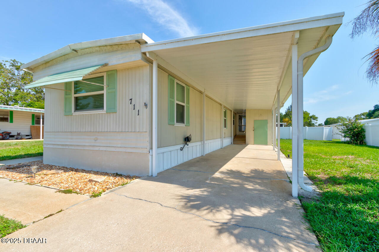 Property Photo: 711 Leward Way FL 32129