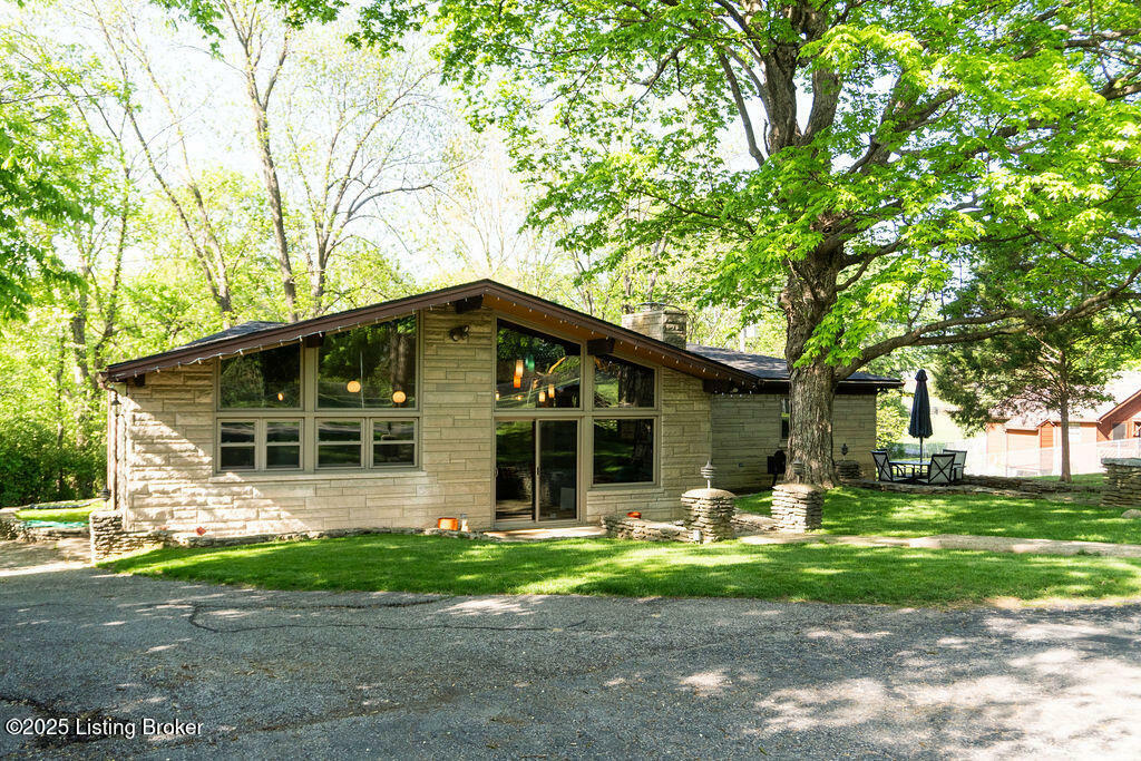 Property Photo: 6804 Old Briscoe Ln KY 40228