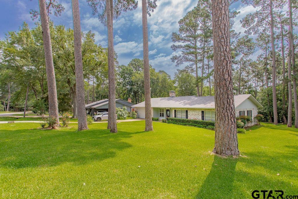 Property Photo: 1511 E Tanglewood Drive TX 75771