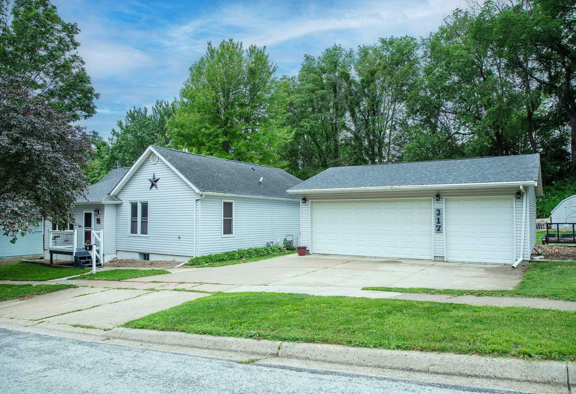 317 4th St NE  Waverly IA 50677 photo