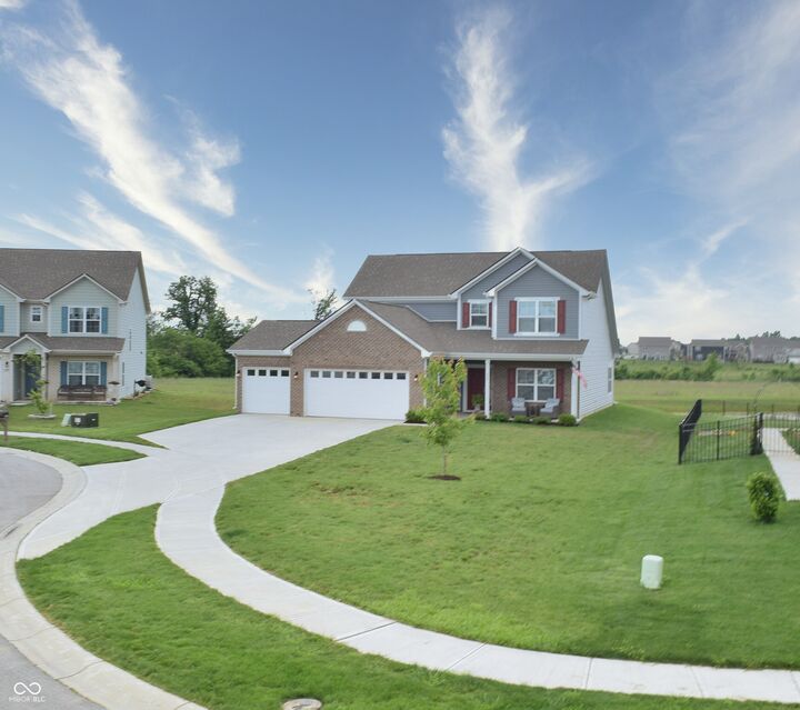 Property Photo: 925 Bent Branch Circle IN 46143