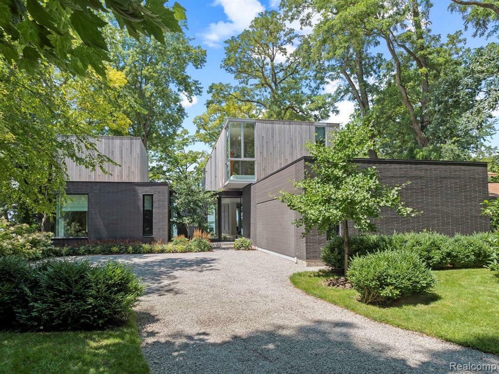 Property Photo: 4050 Oak Bank Court MI 48323 1677