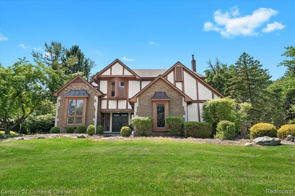 Property Photo:  22275 Heatheridge Lane  MI 48167 9317 