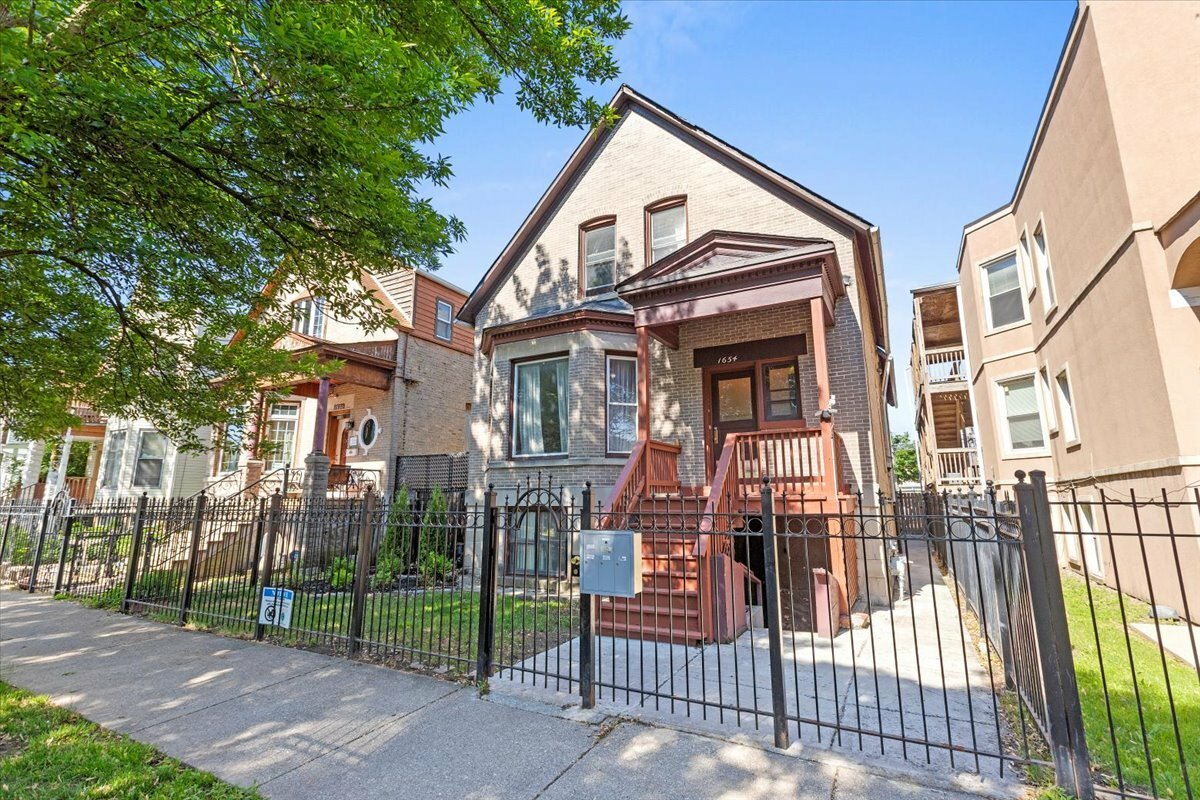 Property Photo: 1654 N Harding Avenue IL 60647
