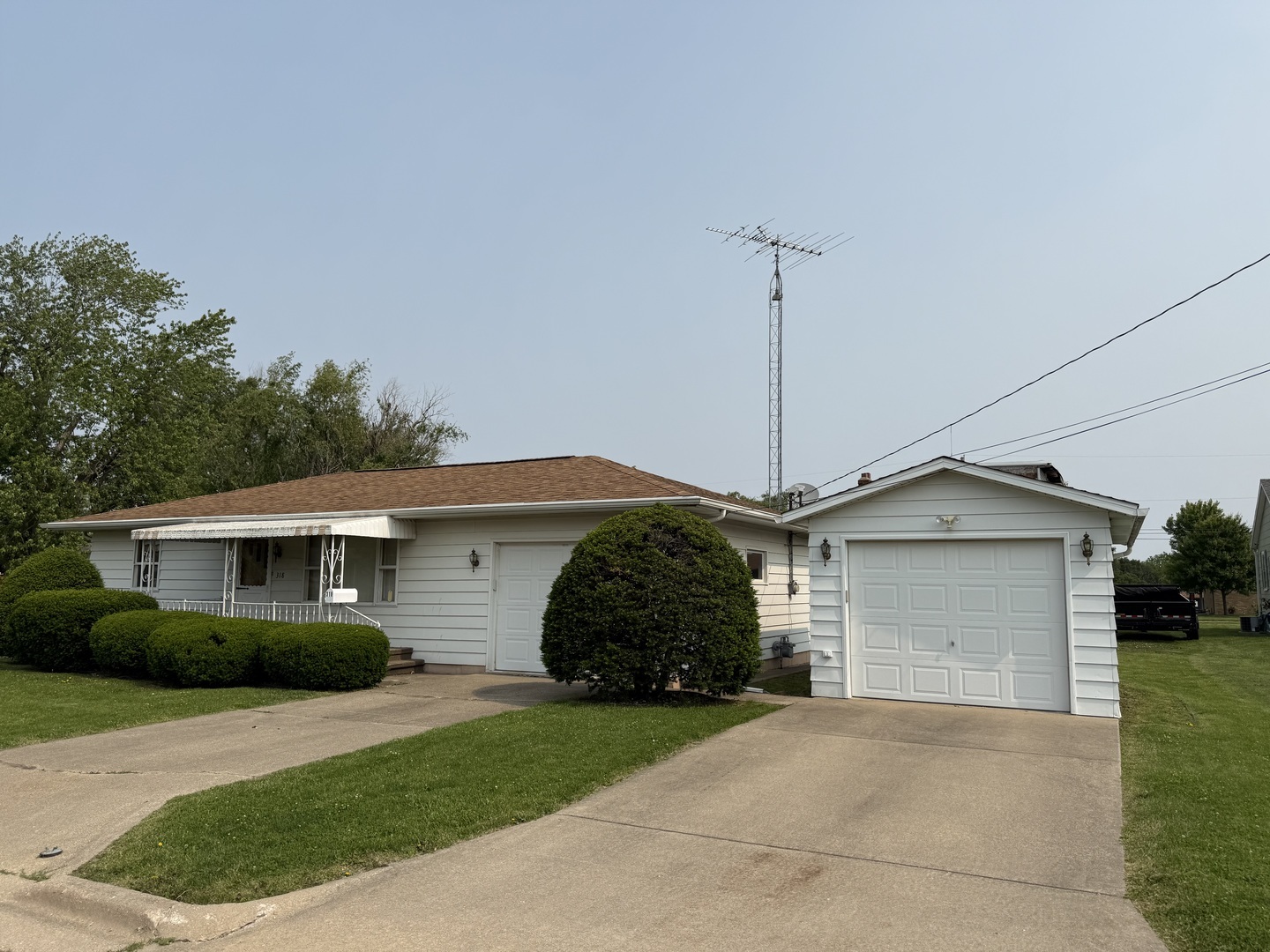 Property Photo: 318 Durant Street IL 61348
