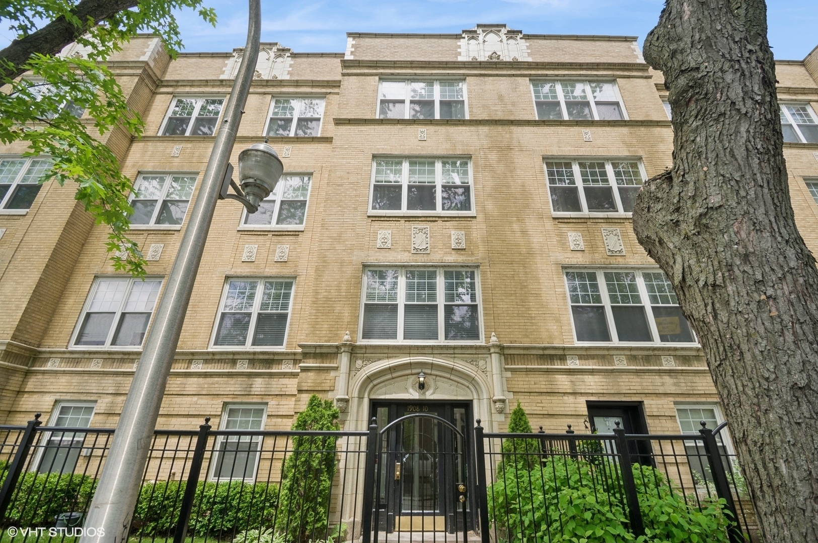 Property Photo: 1910 W Chase Avenue 104 IL 60626