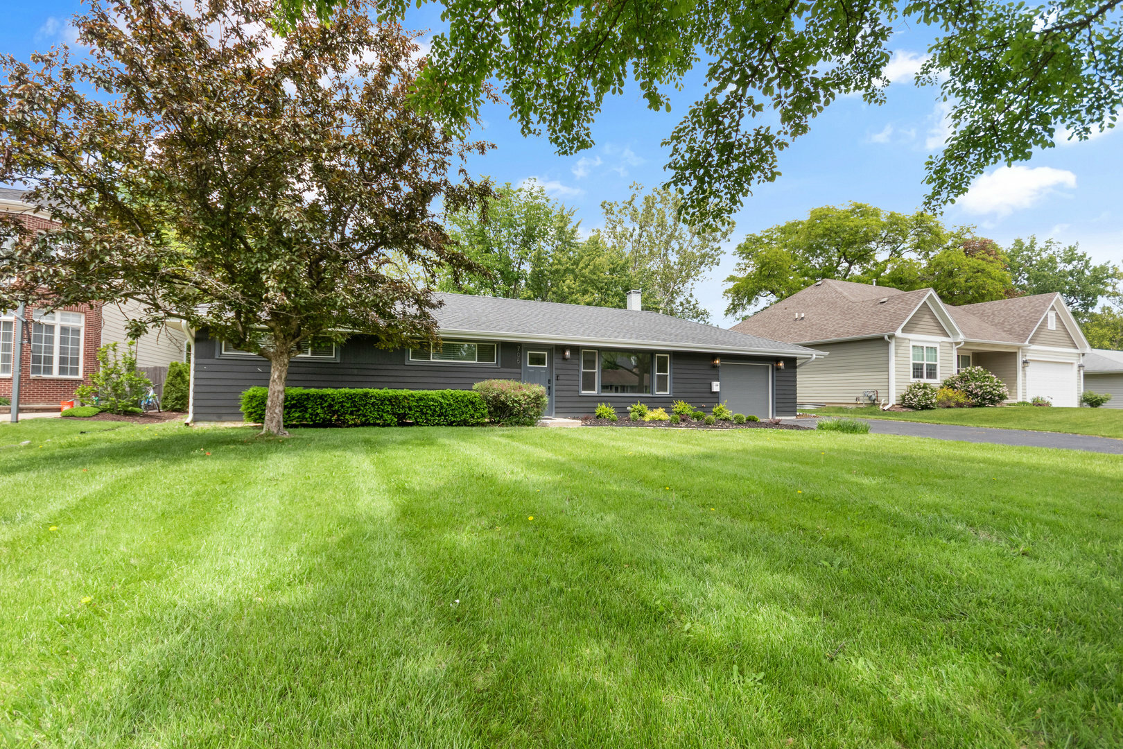 Property Photo: 705 Parkway Drive IL 60187