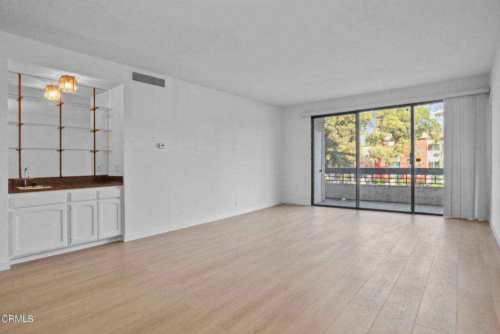 Property Photo: 435 La Fayette Park Place 102 CA 90057