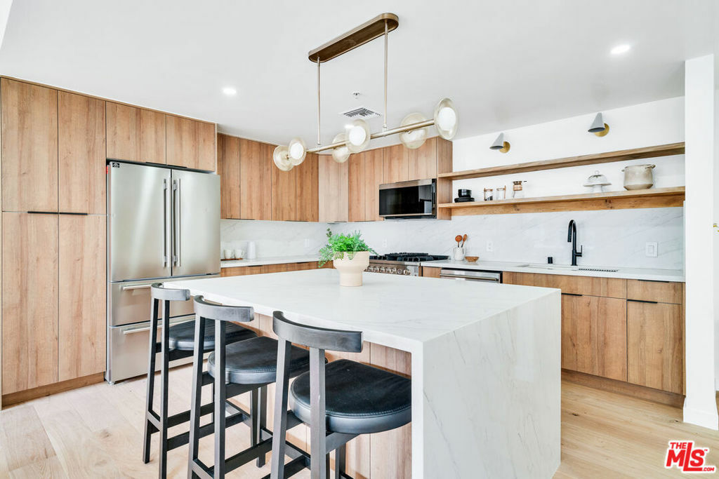 Property Photo:  13200 Pacific 207  CA 90094 