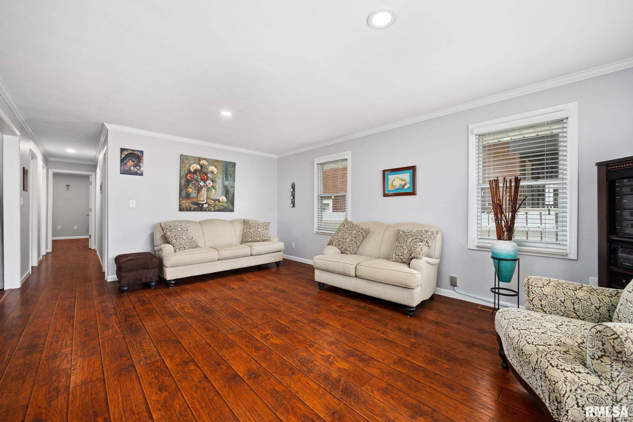 Property Photo: 2206 W Rohmann Avenue IL 61604