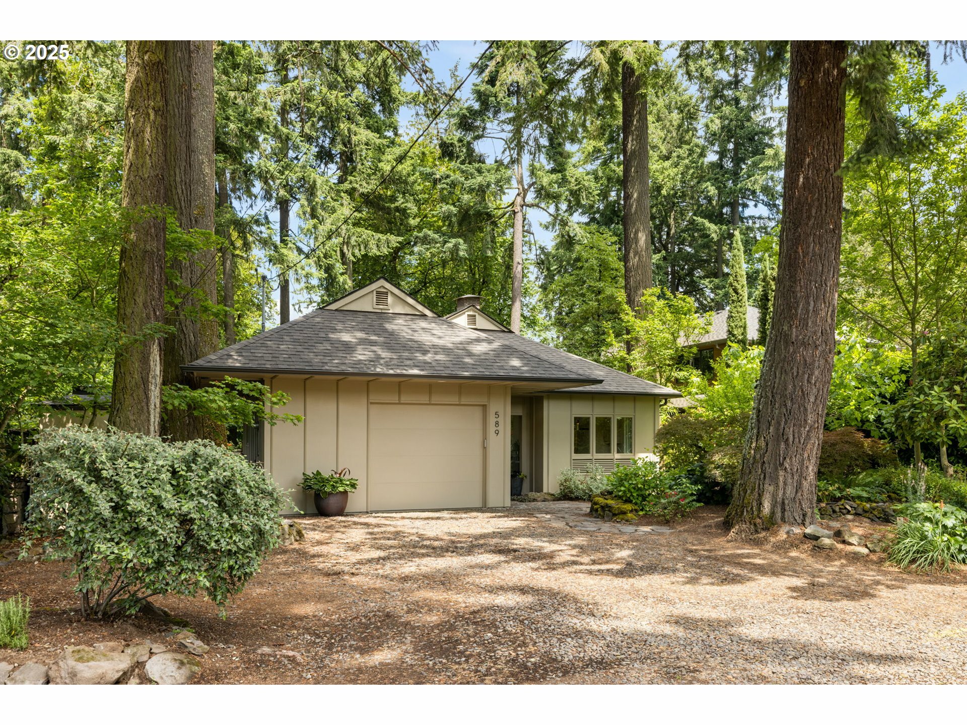 Property Photo: 589 Ridgeway Rd OR 97034