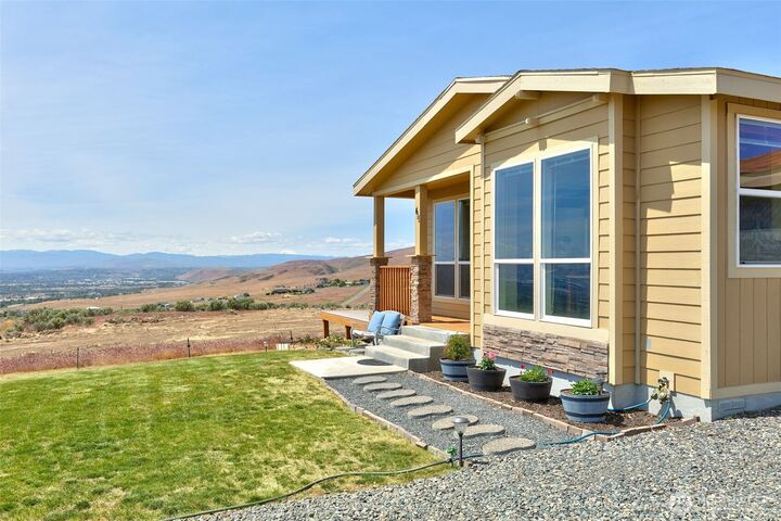 Property Photo:  411  Terrett Way  WA 98901 