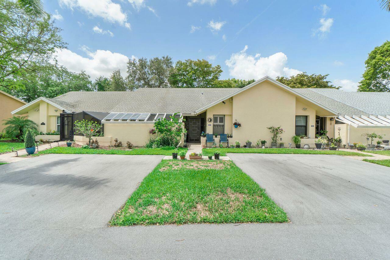 Property Photo: 10900 Waterberry Court FL 33498