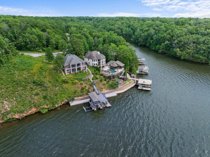 Property Photo:  521 Wilson Lake Dr  AL 35661 - MUSCLE S 