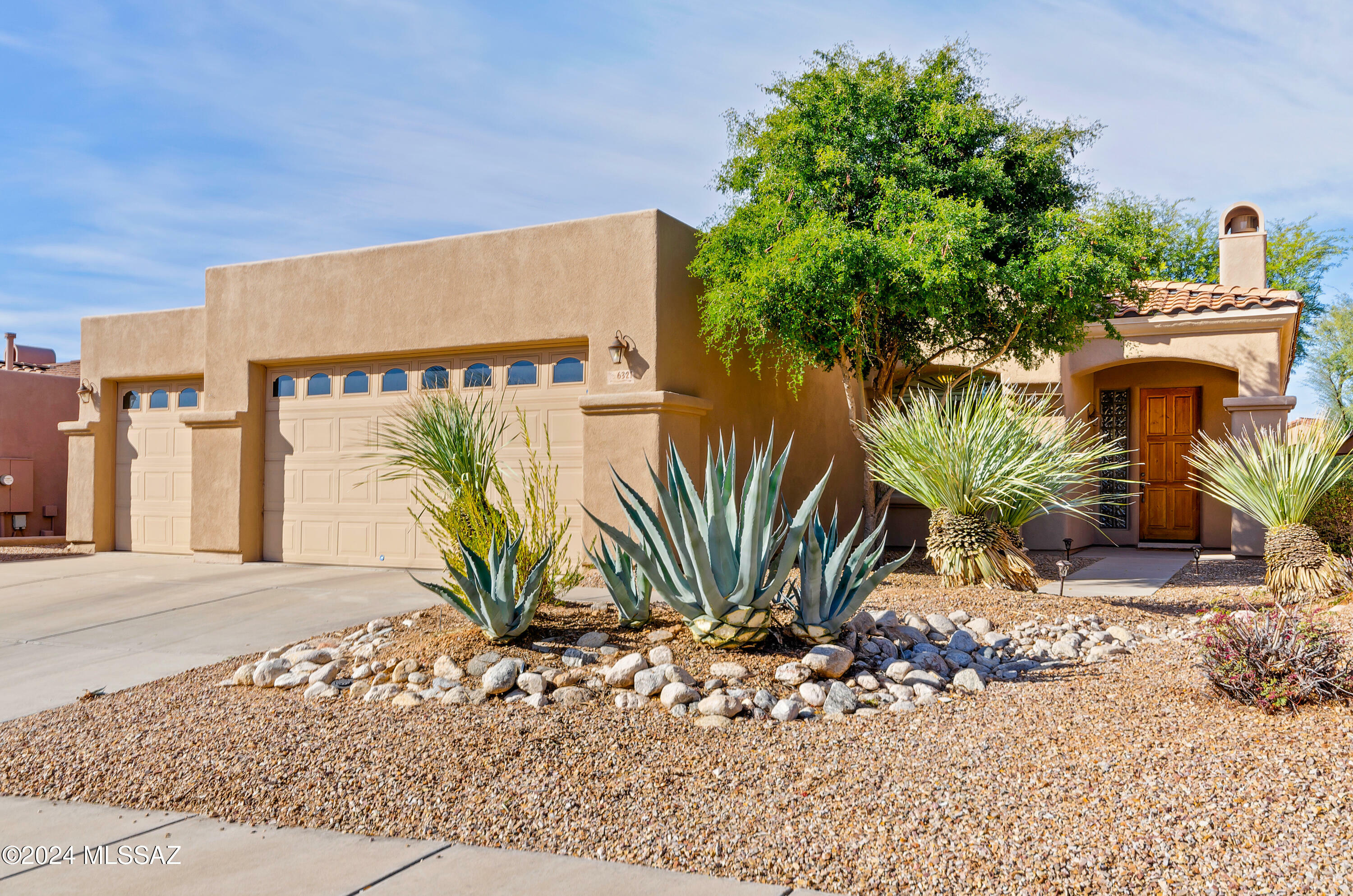Property Photo: 6321 N Via Lomas De Paloma AZ 85718